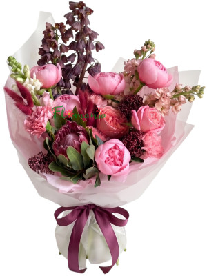 Букет «Розовый бархат» с пионами и экзотической протеей